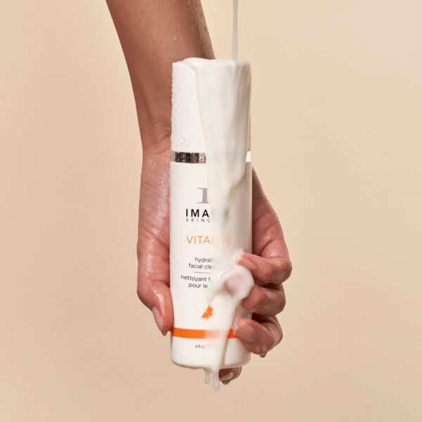 IMAGE_Skincare_VITALC_hydr_facial_cleanser_hand_texture VITAL C Kosteuttava kasvojenpesugeeli