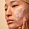 VITALC_hydr_facial_cleanser_apply VITAL C Kosteuttava kasvojenpesugeeli